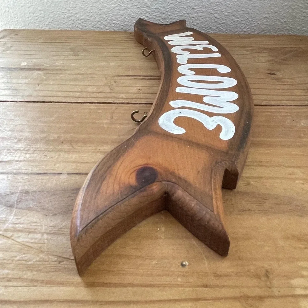Rustic Wooden Welcome Key Holder | Hand-Painted Vintage Entryway Sign